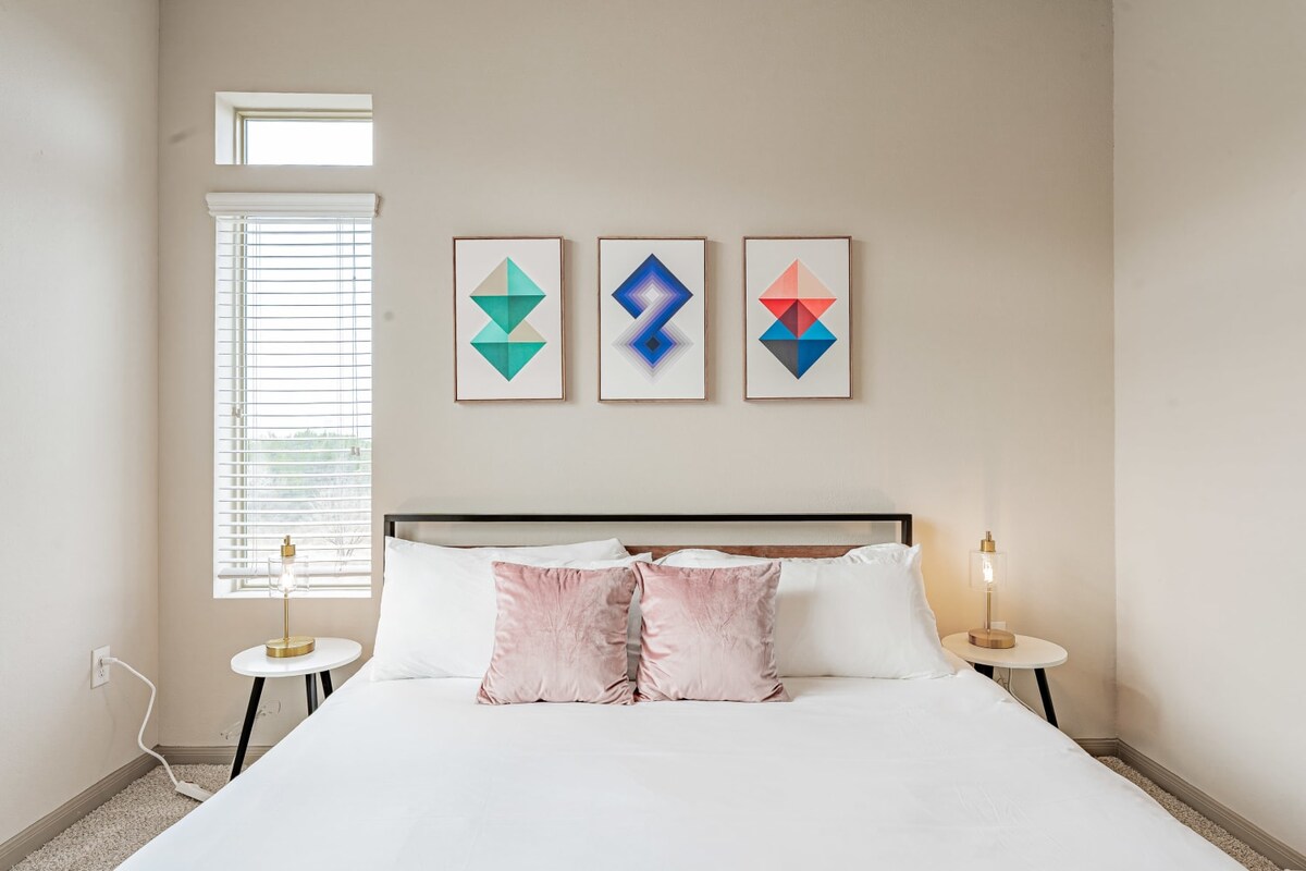 Warm 2BR suite close to Downtown w/ fast WiFi