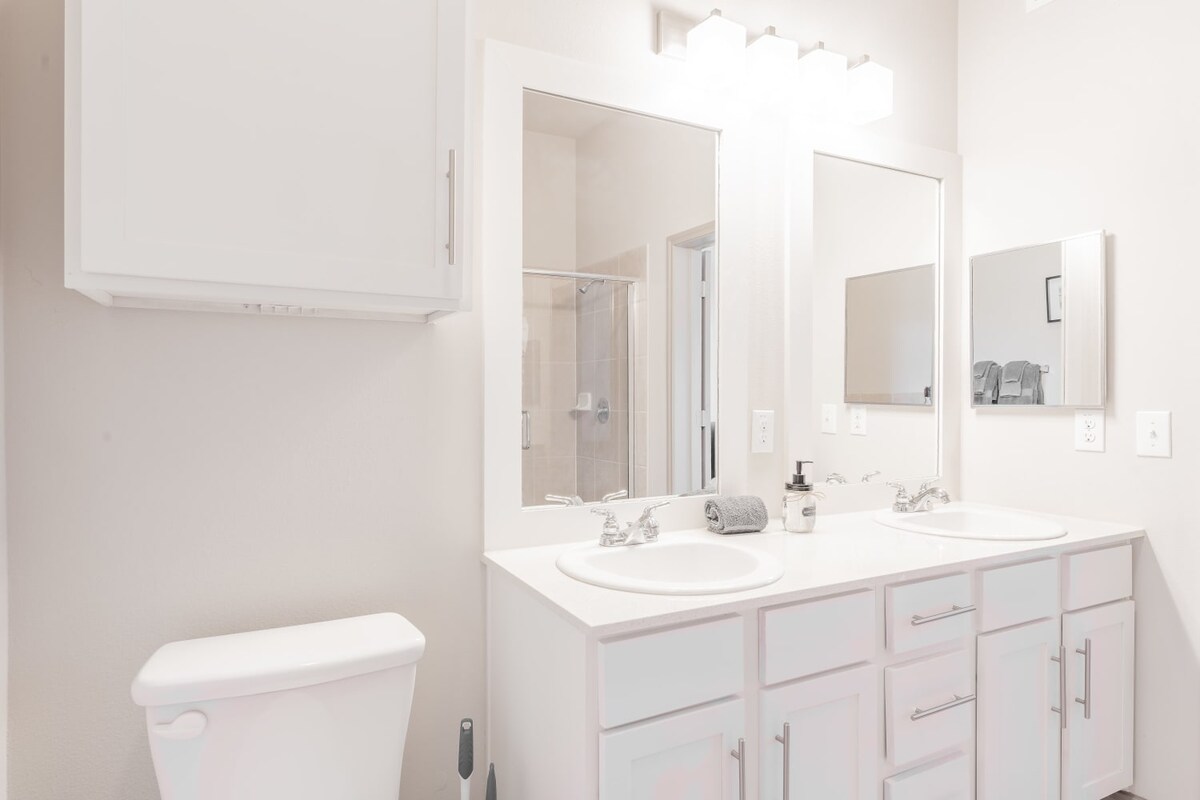 Warm 2BR suite close to Downtown w/ fast WiFi