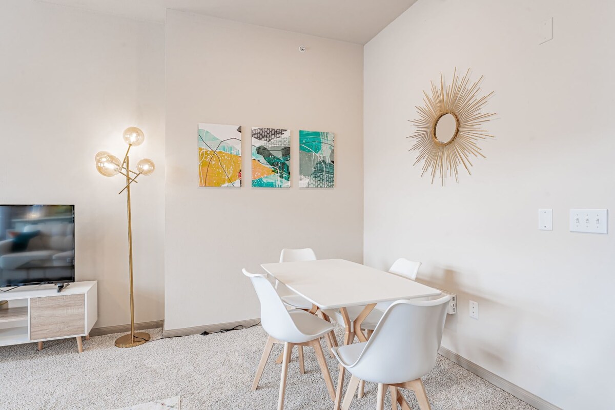 Warm 2BR suite close to Downtown w/ fast WiFi