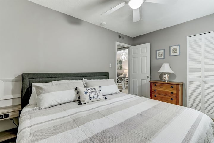 เตียงคิงไซส์ตู้เสื้อผ้าและตู้เสื้อผ้าสำหรับเก็บของในห้องพัก