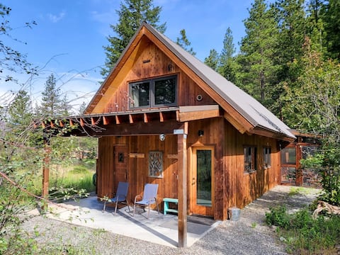 Adeline - cute Mazama meadow cabin with sauna