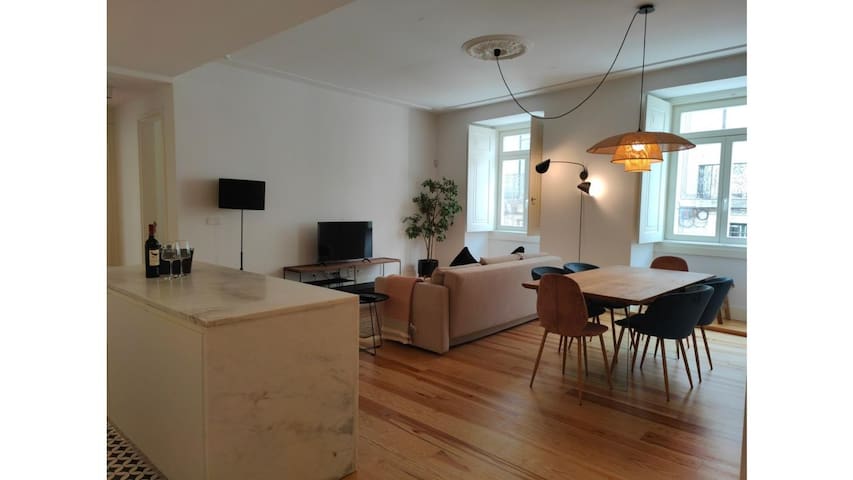Amazing Spacious Chiado 2-Bedroom Stylish Apt w AC