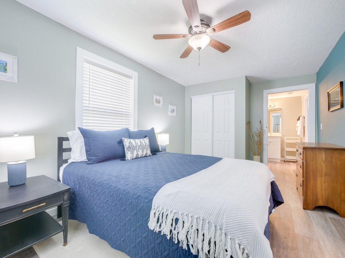 Dhoma kryesore e gjumit - ndodhet pranë dhomës së ndenjjes dhe është e lidhur me banjën