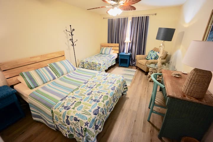 Slaapkamer 2 heeft een queensize bed en een tweepersoonsbed