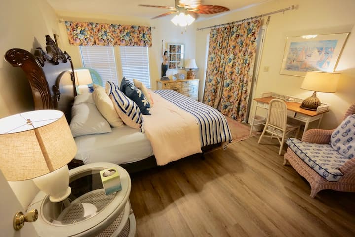 Slaapkamer 1 heeft een kingsize bed