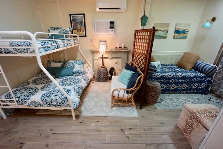 Beneden slaapkamer heeft een tweepersoonsbed en een tweepersoonsbed boven een volledig stapelbed