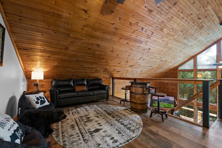 Con lindas "sillas de cubos", un sofá cama y juegos de arcade, esta habitación tiene todo lo necesario para instalarte y sentirte cómodo para tu experiencia en Smoky Mountain.