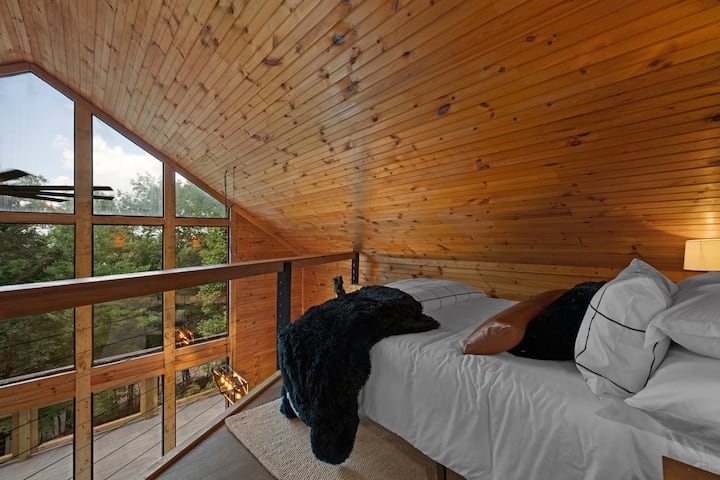 Para aquellos afortunados de tener el dormitorio de arriba, te fundirás en esta maravillosa cama tamaño queen con impresionantes vistas.