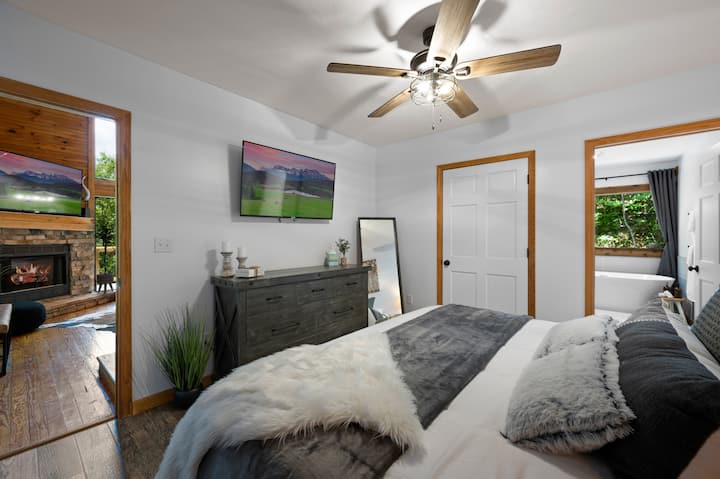 Esta cama te pide que te acuestes y te envuelvas en sus lujosas sábanas y mantas.