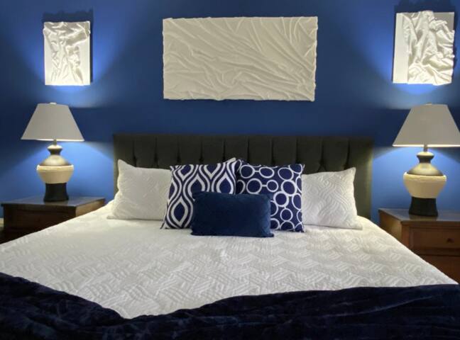 Cozy 1BR w/ Pool View • Near Beach • Fast WiFi