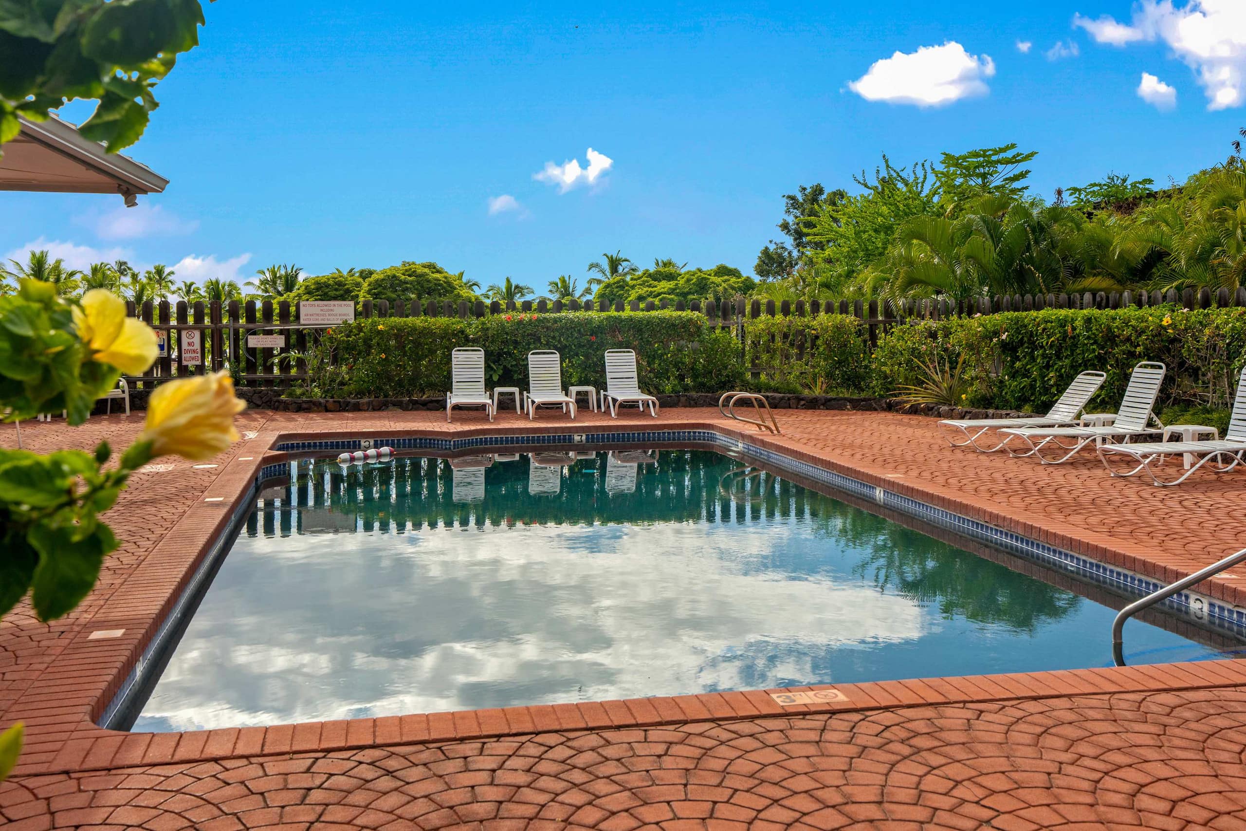 Condo in Kailua-Kona · ★4.9 · 2 bedrooms · 4 beds · 2 private baths - Image 1