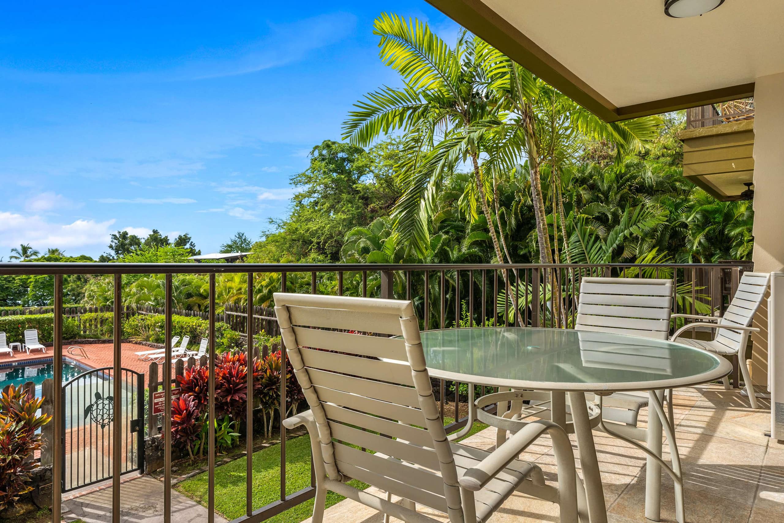 Condo in Kailua-Kona · ★4.9 · 2 bedrooms · 4 beds · 2 private baths - Image 3