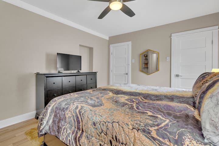 Camera da letto 1: letto king-size, smart TV, ampio armadio.