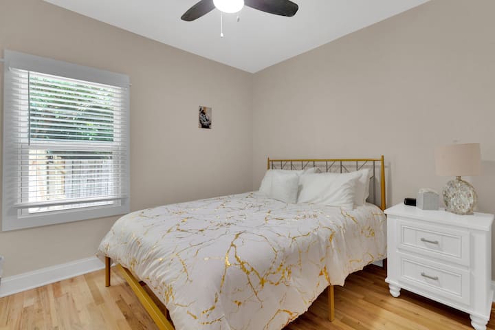 Camera da letto 2: letto queen-size e ampio armadio.