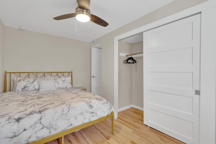 Camera da letto 4: letto matrimoniale e ampio armadio.