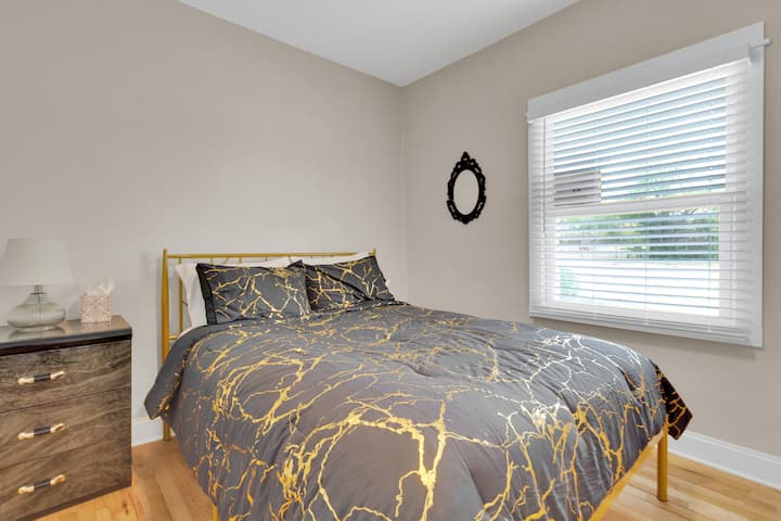 Camera da letto 3: letto matrimoniale e ampio armadio.