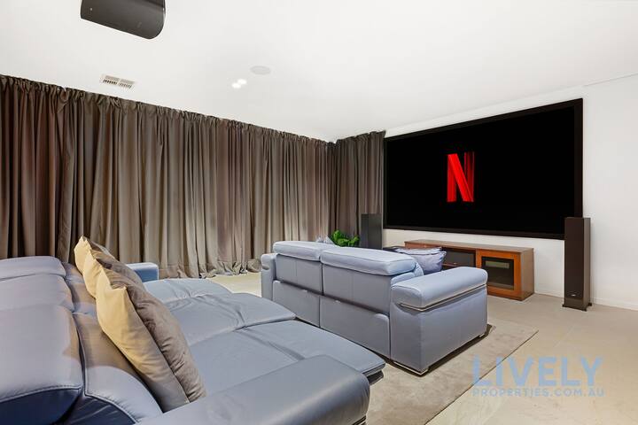 Bayview Luxe Entertainer | Pool & World Class View gallery image 5