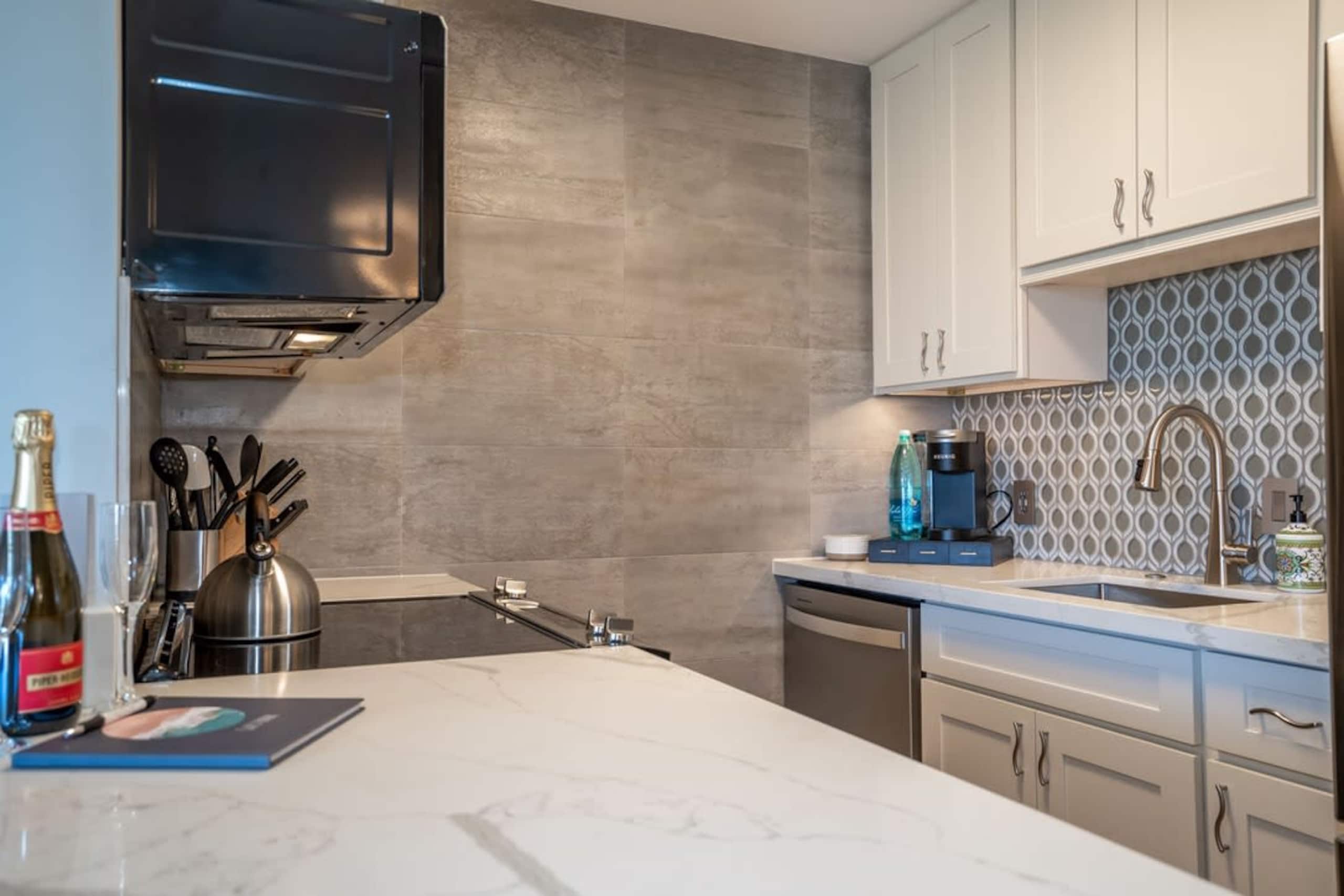 Condo in Kihei · ★4.94 · 1 bedroom · 2 beds · 1 private bath - Image 9