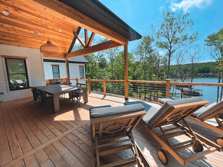 Luxury Waterfront game room, hot tub, boat dock Houses for Rent in