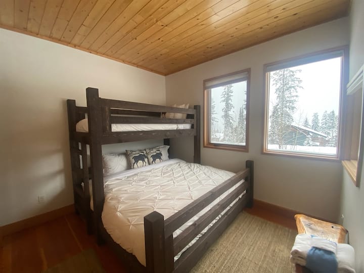 Двойно легло с 2 отделни легла, предлагащо изглед към планината 