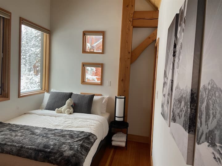 2 - ри основен апартамент със самостоятелен санитарен възел - 1 двойно легло и двуетажно легло