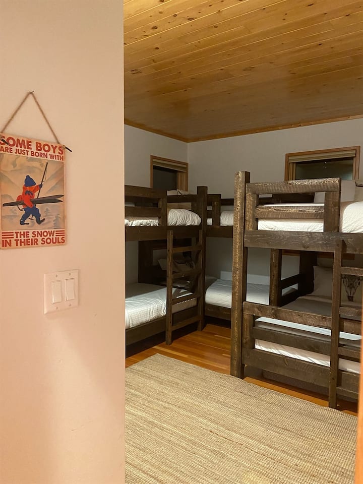 Много спалня в химикалката на бика! Две двойни легла и кралица над Queen Bunk