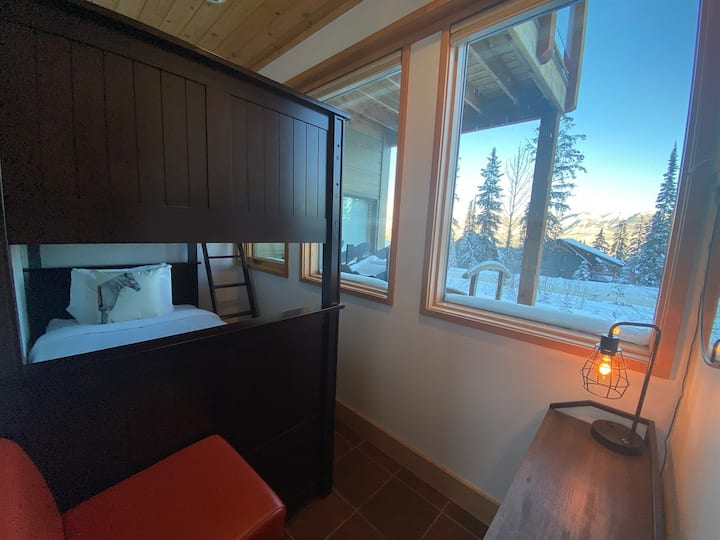 Уютна стая с 2 отделни легла и изглед към планината от големите прозорци