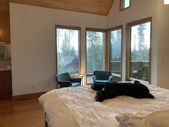 Събудете се с изглед към планината от основния апартамент (бърлогата на мечката)