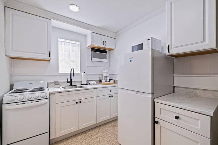 Coquina Studio 5: Heated Pool, Walkable To Beach - Indian Rocks Beach, FL