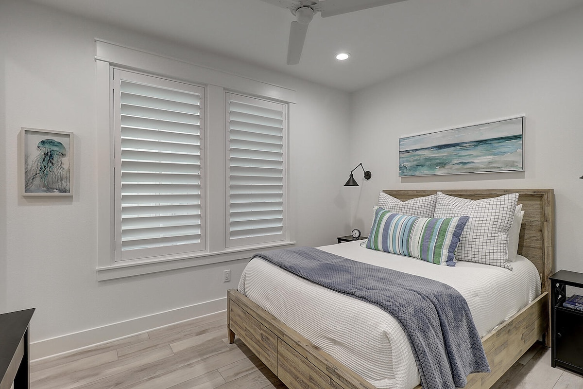 ห้องนอนควีนไซส์ด้านหลังชั้น 1 