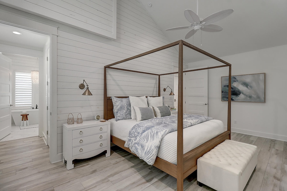 ห้องนอนเตียงคิงไซส์หลักชั้น 2 