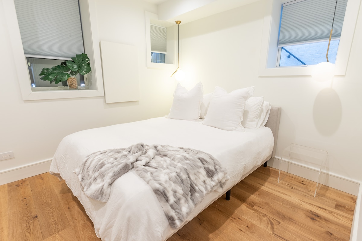 Დედოფლის ზომის საწოლი ცალკე საძინებელში