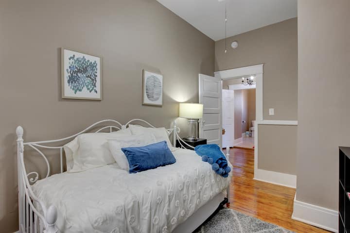 La deuxième chambre dispose d'un lit gigogne.  Télévision Roku pour profiter de toutes vos émissions préférées !  # appartements airbnb à louer Clarksville TN
