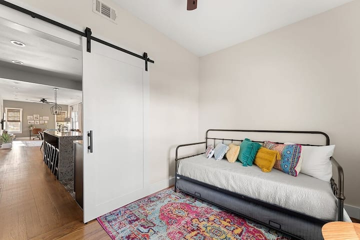 第三间卧室很小，但很舒适。 下方有一张非常舒适的双人沙发床和一个双人滚轮。 它还有一个私人入口。