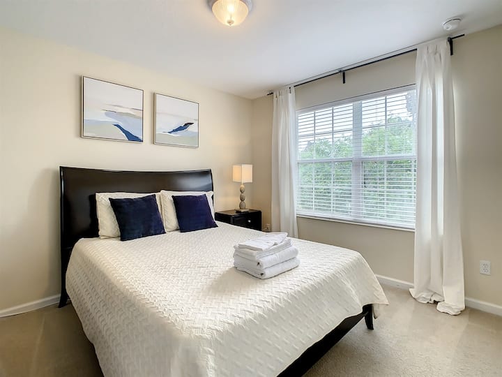 Second floor guest room