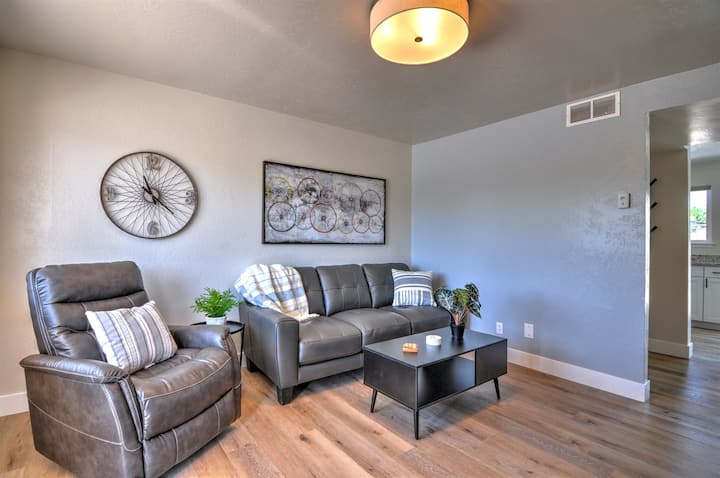 4 Private Townhomes, 8 Bedrooms, Sleeps 24! - Grand Junction, CO