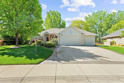 Luxury Picturesque Home On The Greenbelt