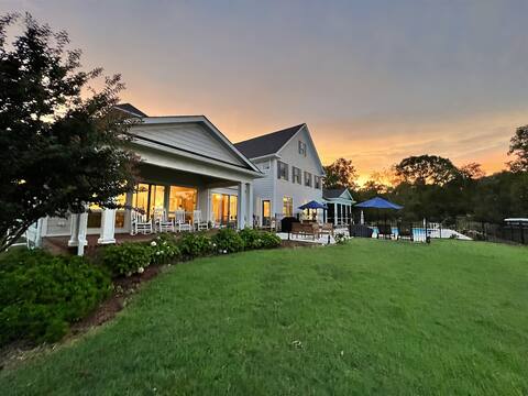 Waterfront panoramic point with pool