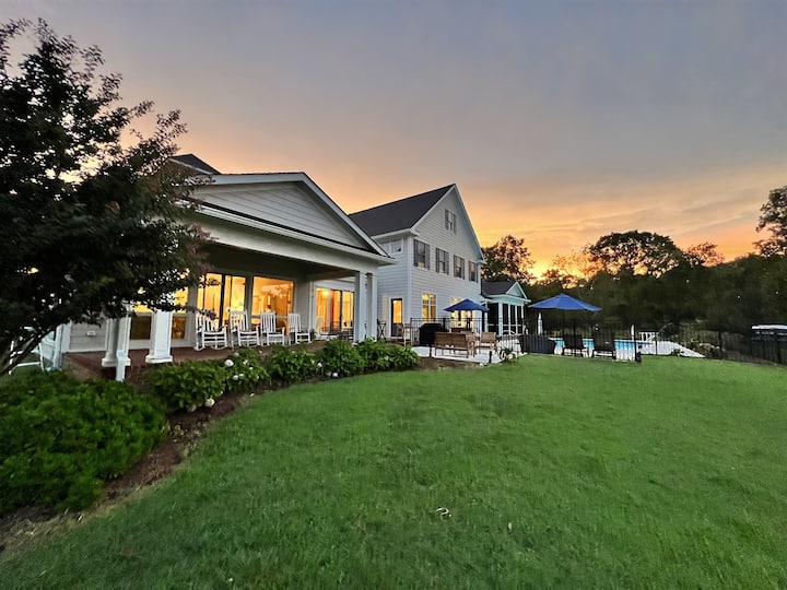 Waterfront panoramic point with pool