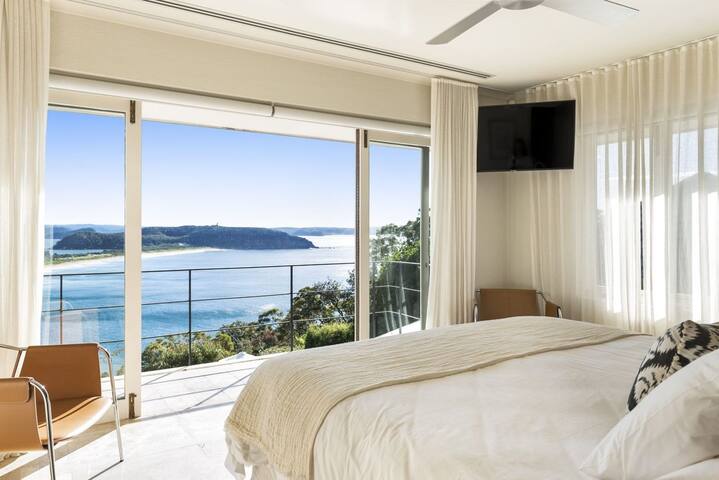 Pacific Vista by Palm Beach Holiday Rentals gallery image 2