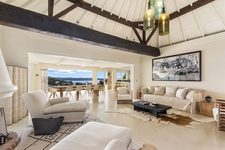 Pacific Vista by Palm Beach Holiday Rentals gallery image 5