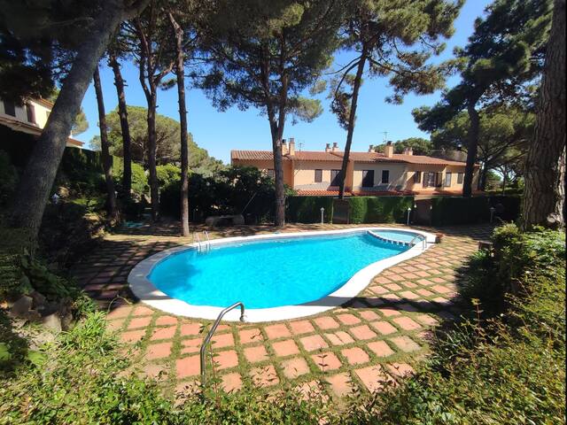 House with swimming pool, garden and parking, 8-10 minutes walking to the beach