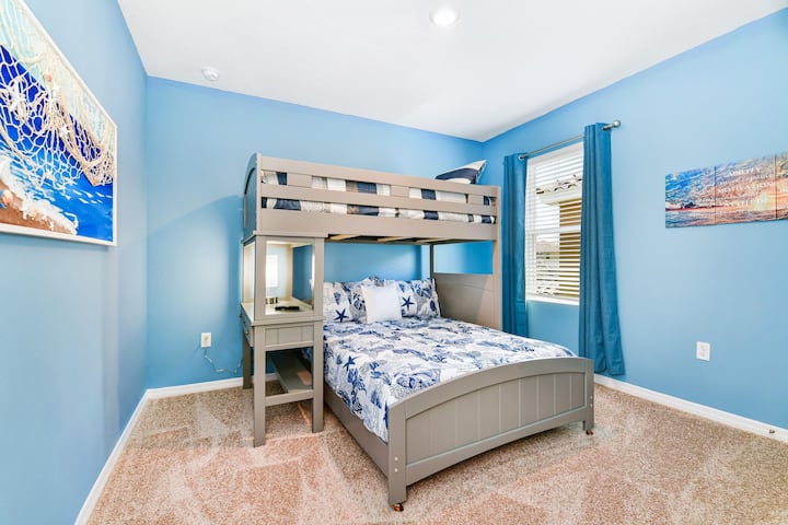 Ორსართულიანი ოთახი – იდეალურია ბავშვებისთვის, ბიძაშვილებისთვის ან მეგობრებისთვის, რომლებიც ერთად მოგზაურობენ.