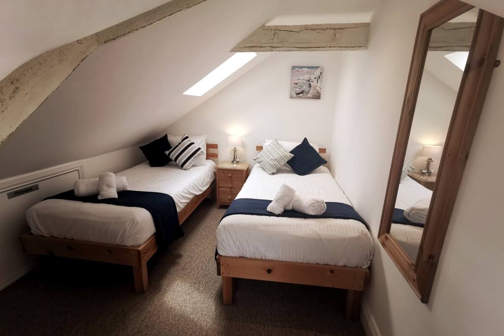 Vitanda viwili vya futi 3