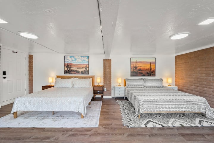 Dos camas tamaño queen en la tercera habitación de la casa