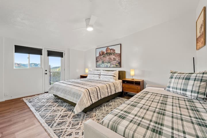 Cama grande en el dormitorio principal