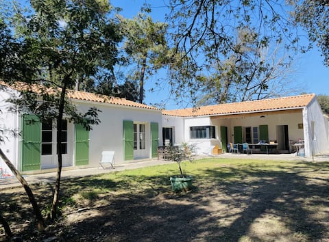 Villa Oléron sleeps 17, close to ocean and shops