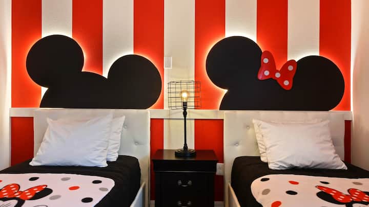 Fördjupa dig i Mickey Mouse-magi med två fullständiga sängar.