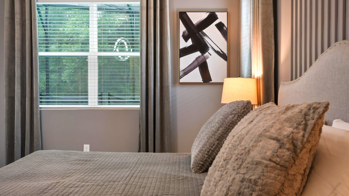 Svaki krevet ukrašen plišanom hotelskom posteljinom.