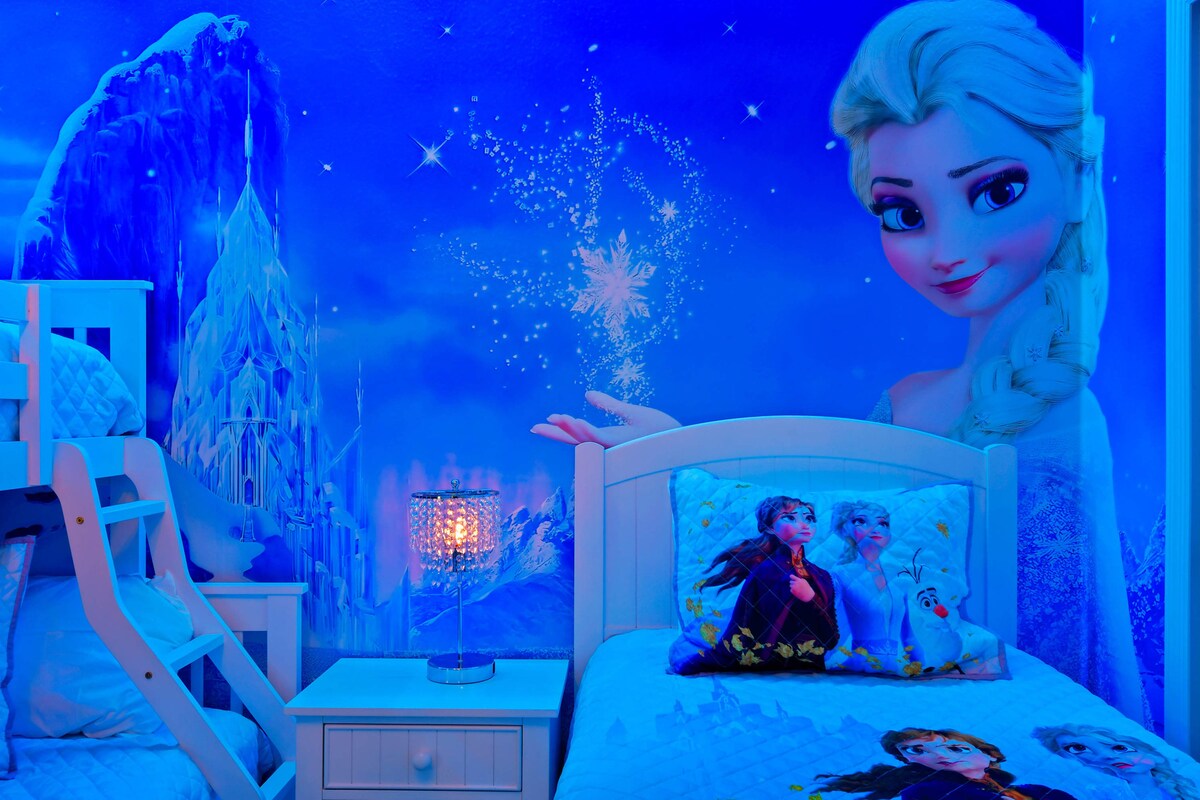 Spavaća soba s bračnim krevetom i krevetom na kat za neobičan i udoban boravak